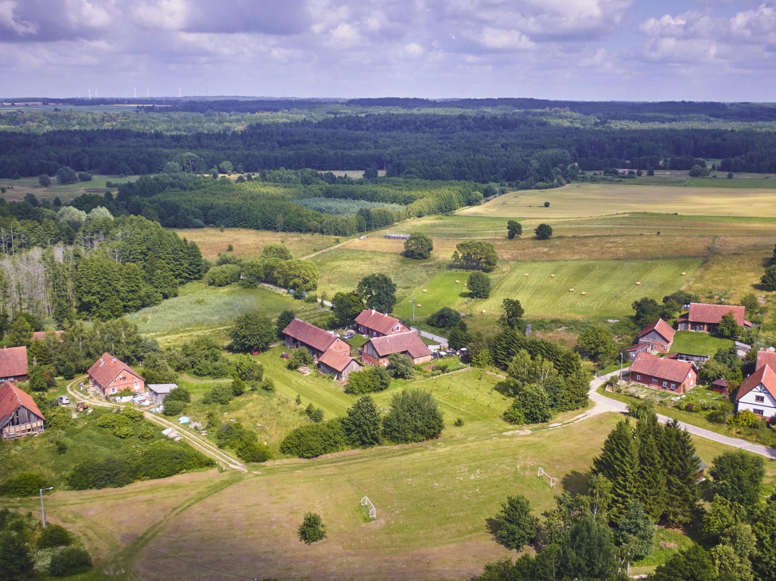 Dębiny z lotu ptaka — panorama okolicy
