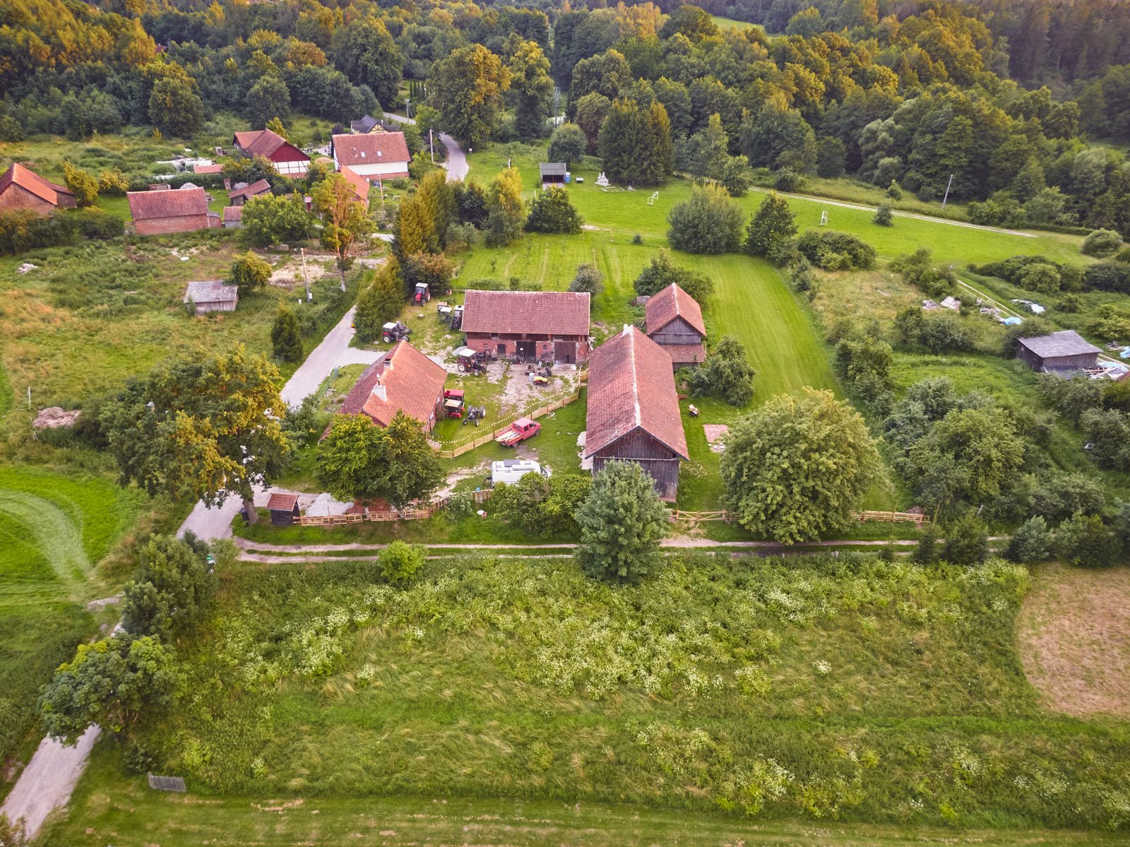 Dębinówka wśród zieleni z lotu ptaka